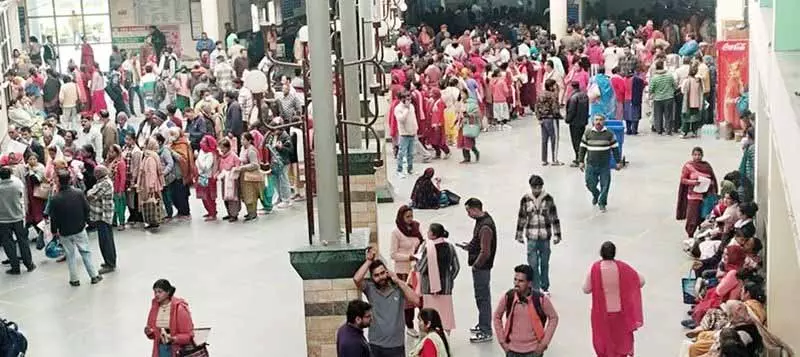 Himachal: राज्य के प्रमुख अस्पताल में स्टाफ की कमी से आपातकालीन सेवाएं चरमरा गईं Himachal: राज्य के प्रमुख अस्पताल में स्टाफ की कमी से आपातकालीन सेवाएं चरमरा गईं