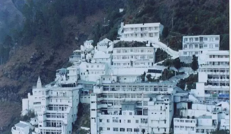 Jammu: कटरा से माता वैष्णो देवी मंदिर तक हेलीकॉप्टर सेवाएं फिर से शुरू Jammu: कटरा से माता वैष्णो देवी मंदिर तक हेलीकॉप्टर सेवाएं फिर से शुरू