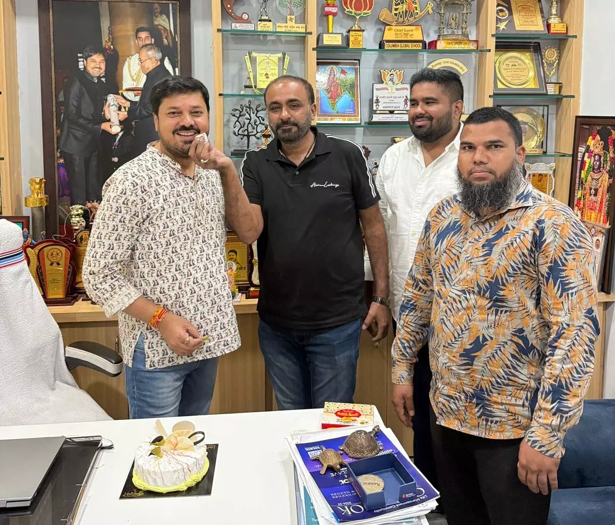 बीजेपी नेता गफ़्फ़ू मेमन ने विधायक अनुज शर्मा को दी जन्मदिन की बधाई बीजेपी नेता गफ़्फ़ू मेमन ने विधायक अनुज शर्मा को दी जन्मदिन की बधाई
