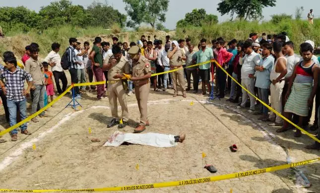 Etah: निहत्थे बच्चे की निर्मम हत्या, लाश का मंजर देखकर पुलिस कांप गई Etah: निहत्थे बच्चे की निर्मम हत्या, लाश का मंजर देखकर पुलिस कांप गई