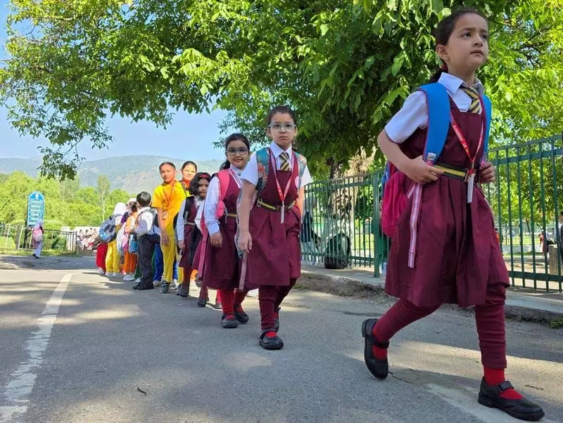 Kashmir के सीमावर्ती जिलों में स्कूल, कॉलेज फिर से खुले Kashmir के सीमावर्ती जिलों में स्कूल, कॉलेज फिर से खुले