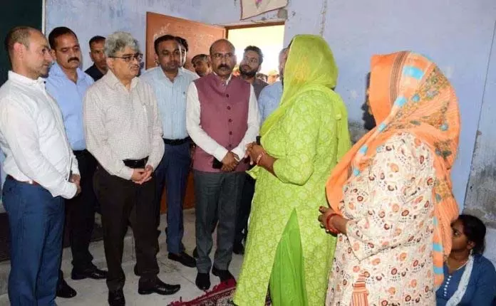 मुख्य सचिव ने Jammu के सीमावर्ती क्षेत्रों में गोलाबारी के बाद राहत कार्यों का जायजा लिया मुख्य सचिव ने Jammu के सीमावर्ती क्षेत्रों में गोलाबारी के बाद राहत कार्यों का जायजा लिया