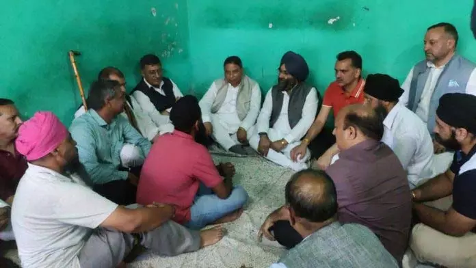 BJP नेताओं ने गोलाबारी प्रभावित इलाकों का दौरा किया BJP नेताओं ने गोलाबारी प्रभावित इलाकों का दौरा किया