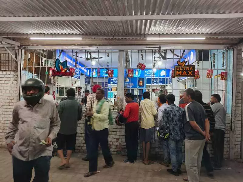 Chandigarh में पांचवीं नीलामी में 11 शराब की दुकानें नहीं बिकीं Chandigarh में पांचवीं नीलामी में 11 शराब की दुकानें नहीं बिकीं