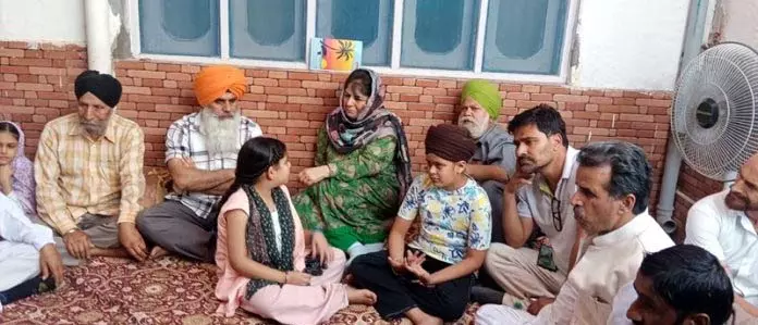 महबूबा ने पाक गोलाबारी से प्रभावित Poonch के परिवारों से मुलाकात की महबूबा ने पाक गोलाबारी से प्रभावित Poonch के परिवारों से मुलाकात की