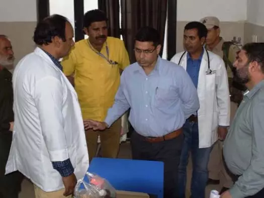 उपायुक्त ने जिला अस्पताल Poonch में गोलाबारी पीड़ितों से मुलाकात की उपायुक्त ने जिला अस्पताल Poonch में गोलाबारी पीड़ितों से मुलाकात की