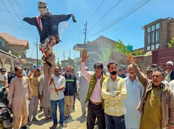 Jammu: राखे आरथ निवासियों ने पुनः सत्यापन के खिलाफ विरोध प्रदर्शन किया Jammu: राखे आरथ निवासियों ने पुनः सत्यापन के खिलाफ विरोध प्रदर्शन किया