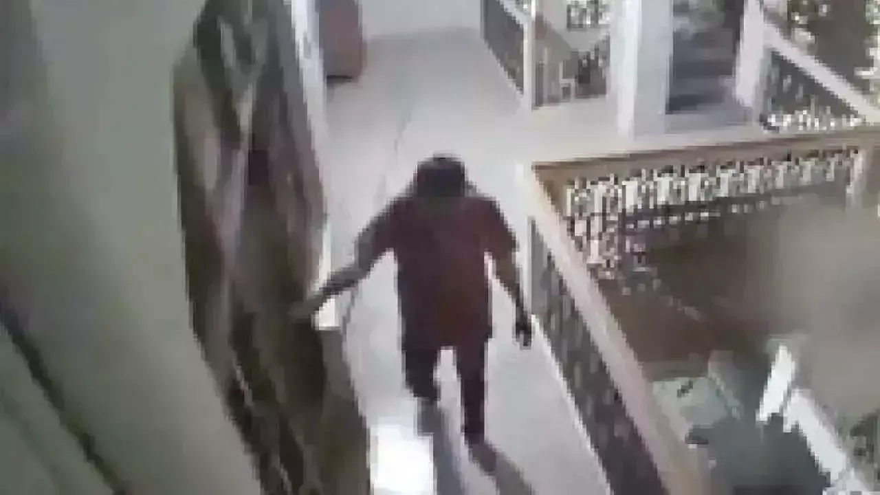 Telangana: पुलिस ने घर में चोरी की वारदातों से सावधान रहने की सलाह दी Telangana: पुलिस ने घर में चोरी की वारदातों से सावधान रहने की सलाह दी
