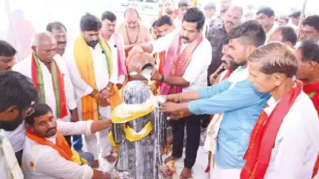 Telangana: विधायक पेद्दम्मा की मूर्ति स्थापना में शामिल हुए Telangana: विधायक पेद्दम्मा की मूर्ति स्थापना में शामिल हुए