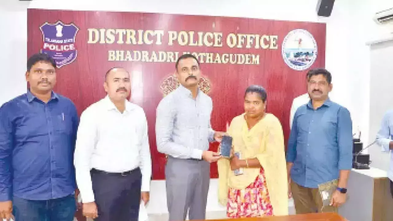 Telangana: पुलिस ने खोए हुए 150 फोन बरामद कर मालिकों को सौंपे Telangana: पुलिस ने खोए हुए 150 फोन बरामद कर मालिकों को सौंपे