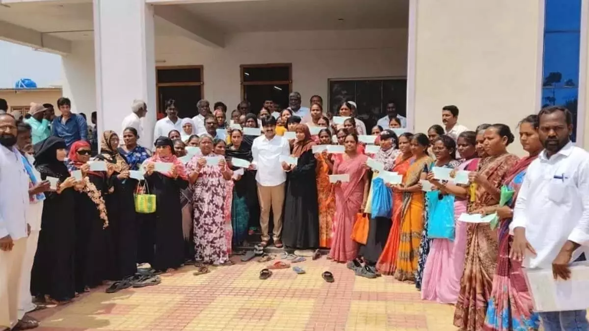 आलमपुर विधायक विजयौडु ने लाभार्थियों को कल्याण लक्ष्मी, शादी मुबारक और CMRF चेक वितरित किए आलमपुर विधायक विजयौडु ने लाभार्थियों को कल्याण लक्ष्मी, शादी मुबारक और CMRF चेक वितरित किए