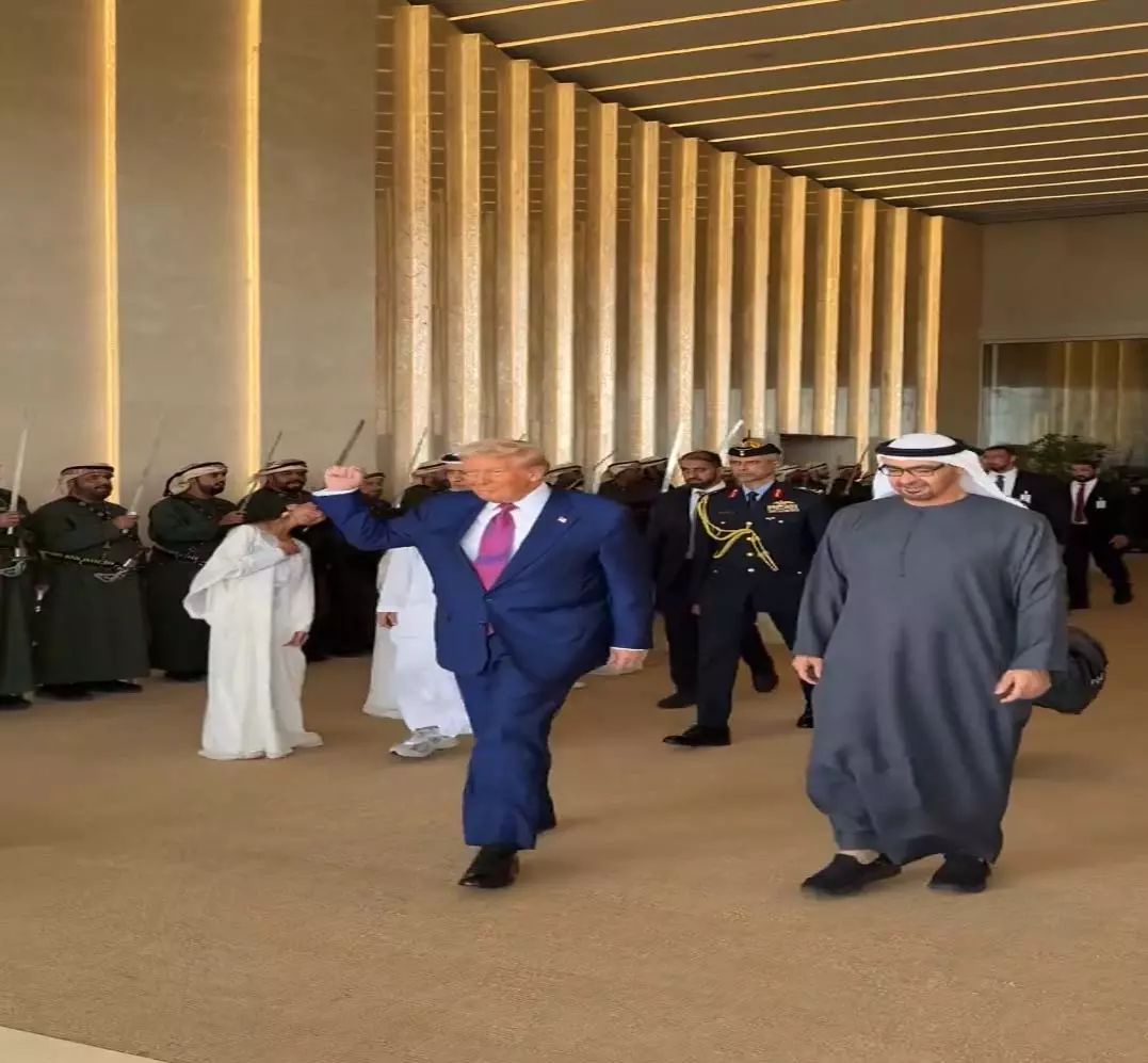 BIG BREAKING: UAE पहुंचे डोनाल्ड ट्रंप, देखें VIDEO... BIG BREAKING: UAE पहुंचे डोनाल्ड ट्रंप, देखें VIDEO...