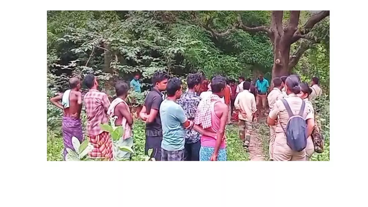 Mayurbhanj में प्रेमी युगल फांसी पर लटका मिला, खून से लथपथ लोहे की रॉड बरामद Mayurbhanj में प्रेमी युगल फांसी पर लटका मिला, खून से लथपथ लोहे की रॉड बरामद