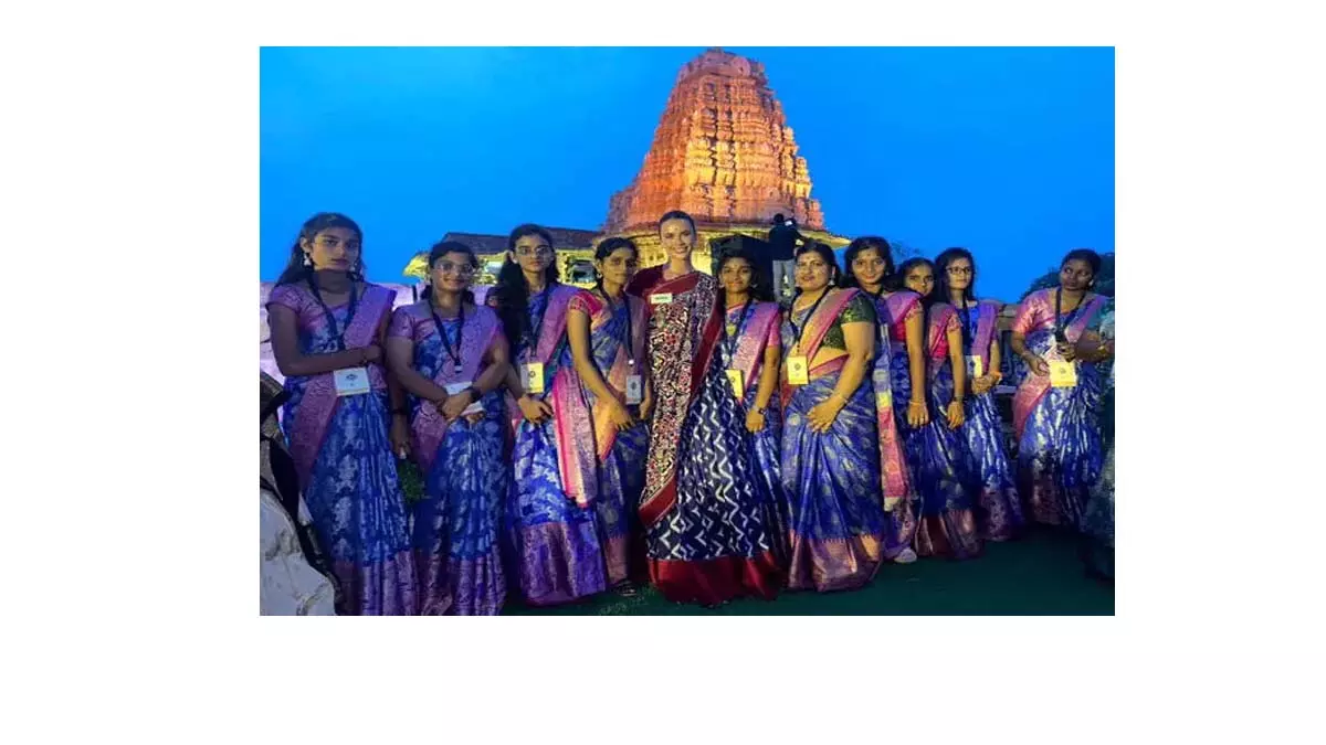 मिस वर्ल्ड प्रतियोगियों ने Telangana, के रामप्पा मंदिर में दर्शन किए, पारंपरिक साड़ियों में भारतीय संस्कृति को अपनाया मिस वर्ल्ड प्रतियोगियों ने Telangana, के रामप्पा मंदिर में दर्शन किए, पारंपरिक साड़ियों में भारतीय संस्कृति को अपनाया