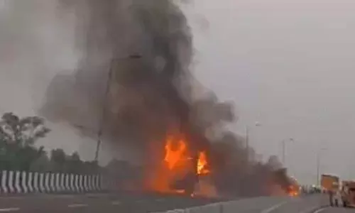 बस में 5 यात्री जिंदा जले, आग की चपेट में वाहन बस में 5 यात्री जिंदा जले, आग की चपेट में वाहन