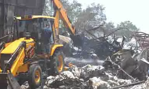Kanpur: मलबे में मिला कंकाल, 60 व्यापारियों को नुकसान Kanpur: मलबे में मिला कंकाल, 60 व्यापारियों को नुकसान
