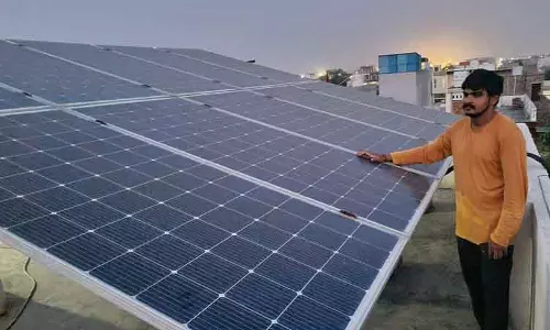 Delhi: ग्रामीण परिवार छत पर सौर ऊर्जा सिस्टम अपनाकर पूरी कर रहे ऊर्जा जरूरतें