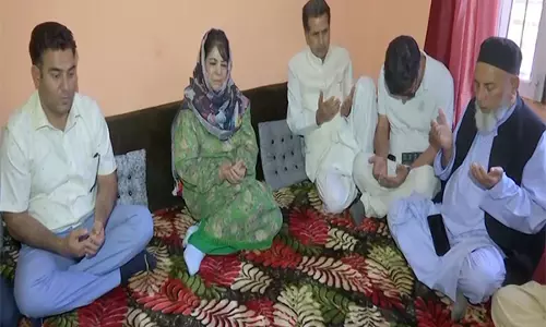महबूबा मुफ़्ती नेPoonch में पाकिस्तान की गोलाबारी में मारे गए नागरिकों के परिवारों से मुलाकात की महबूबा मुफ़्ती नेPoonch में पाकिस्तान की गोलाबारी में मारे गए नागरिकों के परिवारों से मुलाकात की