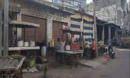 Jammu: अखनूर में सामान्य स्थिति लौट रही है, लोग अपने काम पर जा रहे हैं Jammu: अखनूर में सामान्य स्थिति लौट रही है, लोग अपने काम पर जा रहे हैं