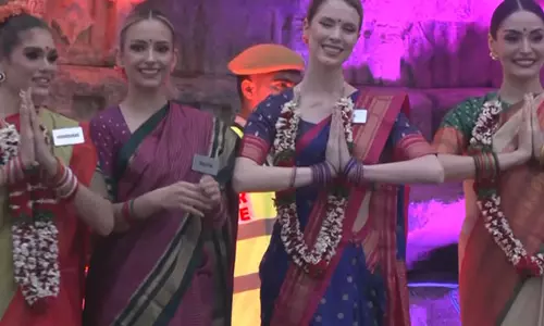 Miss World 2025: प्रतिभागियों ने तेलंगाना में हज़ार स्तंभों वाले मंदिर का दौरा किया Miss World 2025: प्रतिभागियों ने तेलंगाना में हज़ार स्तंभों वाले मंदिर का दौरा किया