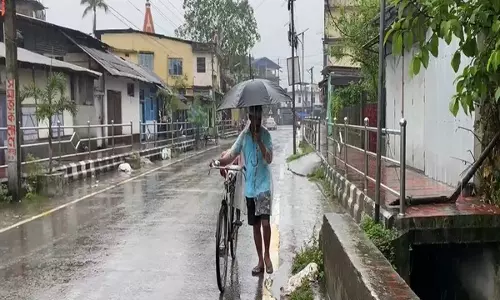 Assam: डिब्रूगढ़ में तीसरे दिन भी बारिश जारी, सड़कें जलमग्न Assam: डिब्रूगढ़ में तीसरे दिन भी बारिश जारी, सड़कें जलमग्न