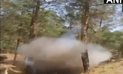Indian Army नौशेरा में सक्रिय रूप से प्रक्षेप्यों को निष्क्रिय करने में लगी हुई है Indian Army नौशेरा में सक्रिय रूप से प्रक्षेप्यों को निष्क्रिय करने में लगी हुई है