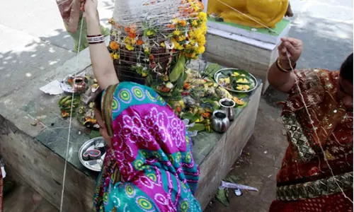 वट सावित्री व्रत में ये चीजें होती हैं वर्जित, जानें- क्या खाएं और क्या नहीं? वट सावित्री व्रत में ये चीजें होती हैं वर्जित, जानें- क्या खाएं और क्या नहीं?
