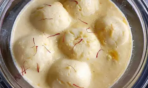 Rasmalai Recipe: मीठा खाने के हैं शौकीन तो घर पर खास विधि से बनाएं रसमलाई