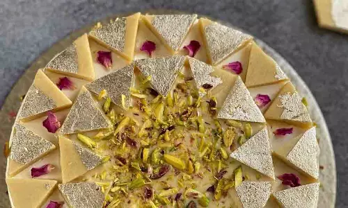 Kaju Katli Recipe: घर पर इस आसान विधि से बनाएं काजू कतली