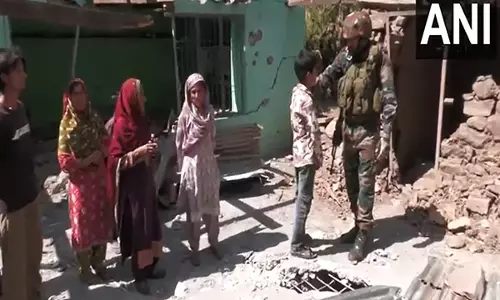 सेना Poonch में घर-घर जाकर गोलाबारी से हुए नुकसान के बीच स्थानीय लोगों को सहायता प्रदान कर रही