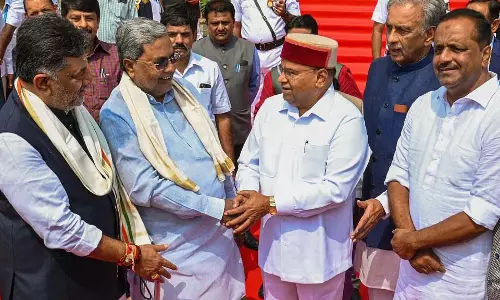 सरकार-राज्यपाल शीत युद्ध; समीक्षा के अनुरोध पर विचार