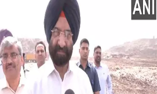 Delhi मंत्री मनजिंदर सिंह सिरसा ने दिल्ली के मेयर के साथ ओखला लैंडफिल साइट का दौरा किया Delhi मंत्री मनजिंदर सिंह सिरसा ने दिल्ली के मेयर के साथ ओखला लैंडफिल साइट का दौरा किया