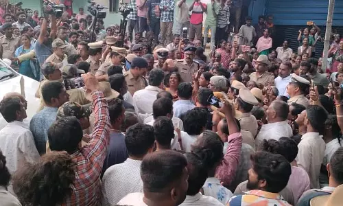 लड़की का शव मिला: परिवार ने न्याय की मांग करते हुए शव के साथ 2 दिन बिताए