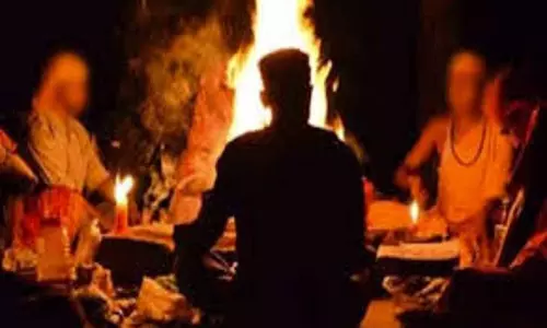 पिता के साथ कार से घर लौट रहे युवक की गोली मारकर हत्या, झाड़-फूंक के बाद घर लौट रहे थे