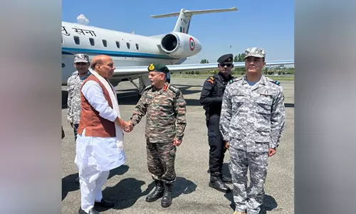 राजनाथ सिंह Srinagar पहुंचे, सेना के जवानों से बातचीत करेंगे