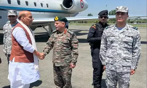 Jammu Kashmir: रक्षा मंत्री राजनाथ सिंह बादामी बाग छावनी पहुंचे Jammu Kashmir: रक्षा मंत्री राजनाथ सिंह बादामी बाग छावनी पहुंचे