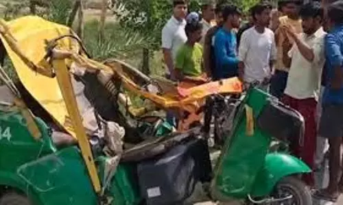Hardoi: डंपर की चपेट में आए राहगीर, हादसे में छह की मौत Hardoi: डंपर की चपेट में आए राहगीर, हादसे में छह की मौत