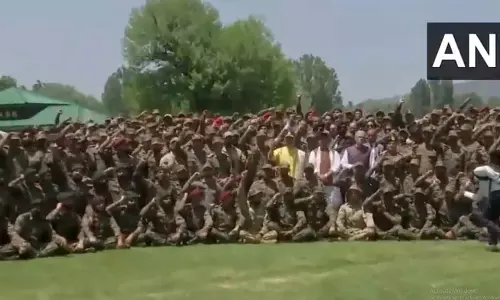 राजनाथ सिंह ने जवानों से की मुलाकात, रक्षा मंत्री का PAK को दो टूक जवाब राजनाथ सिंह ने जवानों से की मुलाकात, रक्षा मंत्री का PAK को दो टूक जवाब