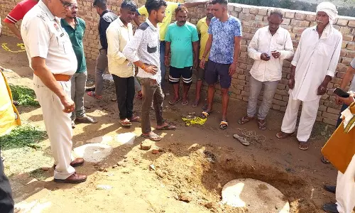 Haryana : दम घुटने से एक व्यक्ति और उसके बेटों की मौत Haryana : दम घुटने से एक व्यक्ति और उसके बेटों की मौत