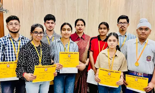 Karnal के स्कूलों में CBSE परीक्षा के टॉपरों को सम्मानित किया