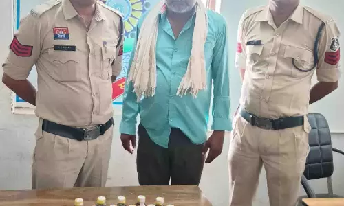 बिरेझर पुलिस ने शराब कोचिया को दबोचा बिरेझर पुलिस ने शराब कोचिया को दबोचा