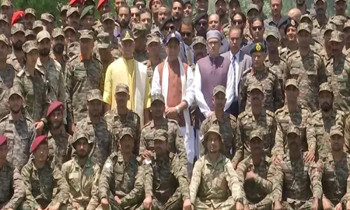 रक्षा मंत्री राजनाथ सिंह ने Srinagar में सैनिकों से बातचीत की, उनकी बहादुरी की सराहना की