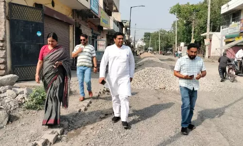 Haryana : मेयर ने जगाधरी में रुके हुए सड़क निर्माण कार्य का निरीक्षण किया Haryana : मेयर ने जगाधरी में रुके हुए सड़क निर्माण कार्य का निरीक्षण किया