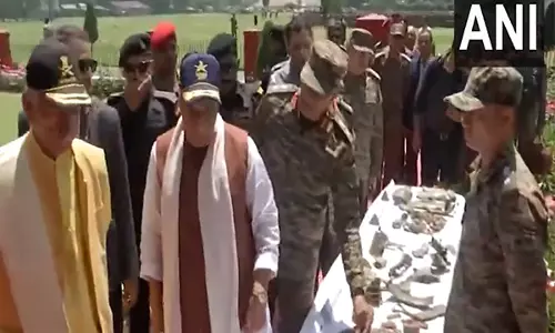 रक्षा मंत्री राजनाथ सिंह नेJ-K में गिराए गए पाकिस्तानी गोले का निरीक्षण किया