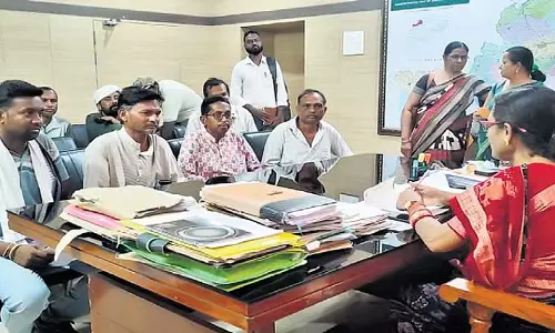 Odisha के बारगढ़ में सांकेतिक चिंताओं के बीच धान की खरीद शुरू हुई Odisha के बारगढ़ में सांकेतिक चिंताओं के बीच धान की खरीद शुरू हुई