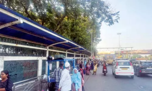 Chennai: यात्रियों ने वल्लाजाह रोड पर बस स्टॉप की प्रतिकूल परिस्थितियों पर चिंता जताई