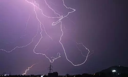 Odisha: बिजली गिरने से एक ही परिवार के तीन लोगों और पालतू कुत्ते की मौत