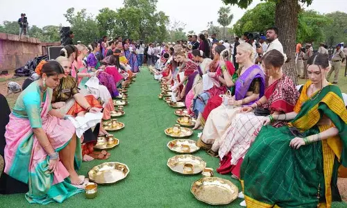 Telangana की महिलाओं द्वारा मिस वर्ल्ड प्रतियोगियों के पैर धोने पर बीआरएस ने कांग्रेस सरकार की आलोचना की Telangana की महिलाओं द्वारा मिस वर्ल्ड प्रतियोगियों के पैर धोने पर बीआरएस ने कांग्रेस सरकार की आलोचना की