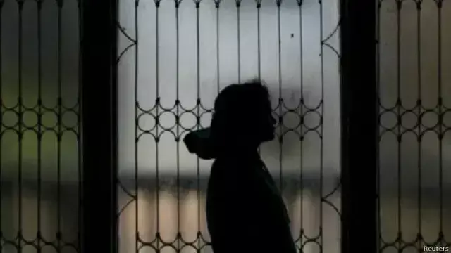 Moradabad में एसडीओ से वसूली की कोशिश, युवती ने दी झूठे मुकदमे की धमकी