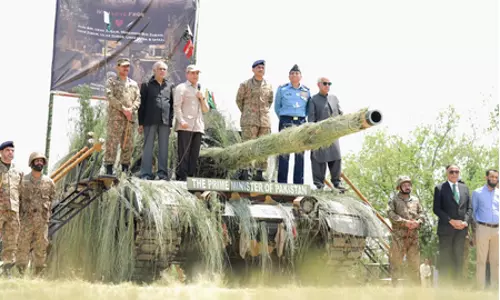 पाक पीएम ने उतारी प्रधानमंत्री मोदी की नकल, सैनिकों के दिखे साथ तो झूठ का हुआ पर्दाफाश पाक पीएम ने उतारी प्रधानमंत्री मोदी की नकल, सैनिकों के दिखे साथ तो झूठ का हुआ पर्दाफाश